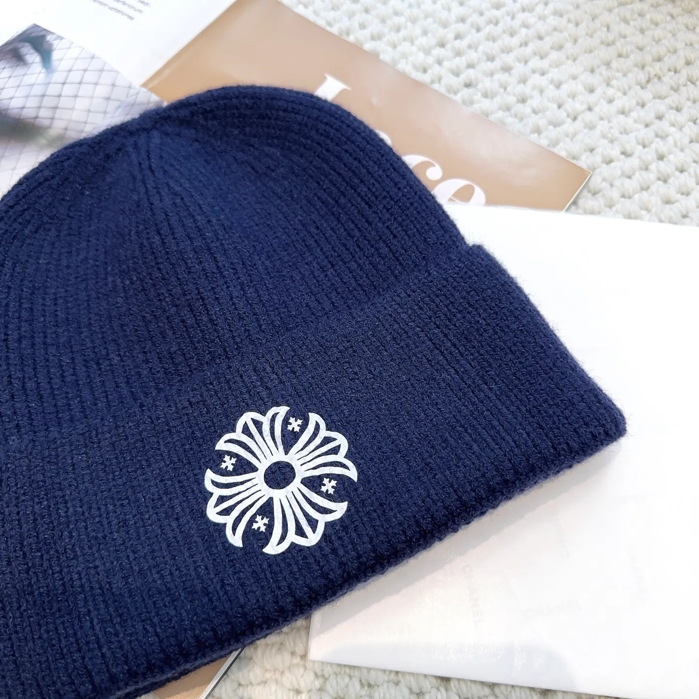 P50 🤍Chrome hearts new autumn and winter cross knitted hat🧶 One of the must-have hats in autumn and winter~ It really looks good on whoever wears it~, it is also a perfect match in black and white and gray in autumn~